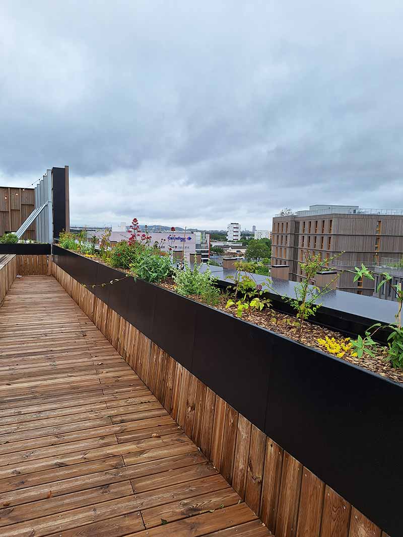 Jardinières sur mesure en acier thermolaqué de fabrication Licce pour le Village Olymipique - Le prieuré