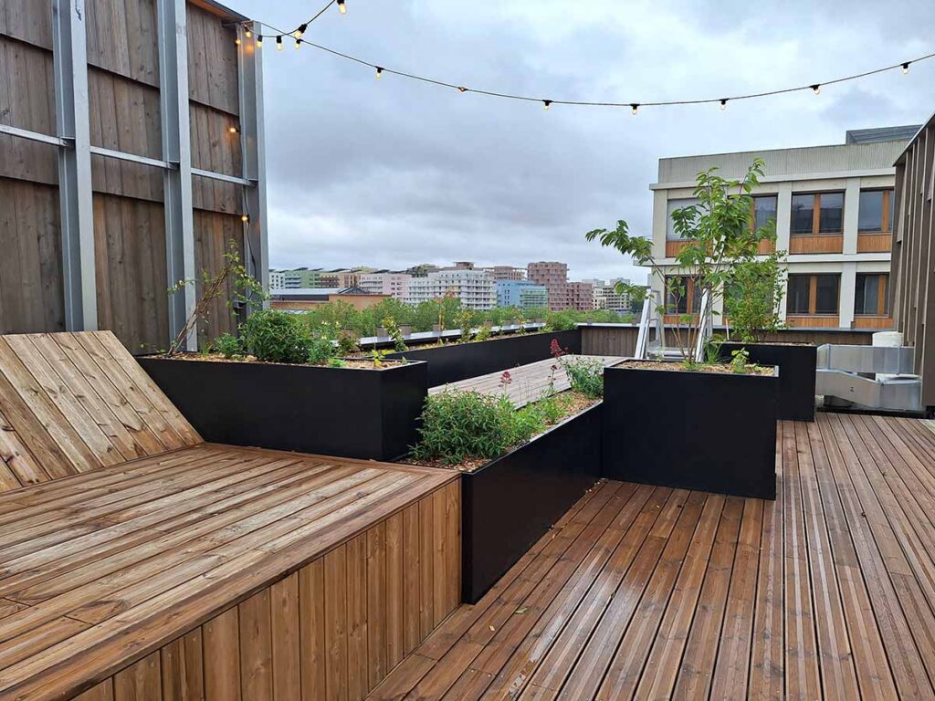 Jardinières sur mesure en acier thermolaqué de fabrication Licce pour le Village Olymipique - Le prieuré