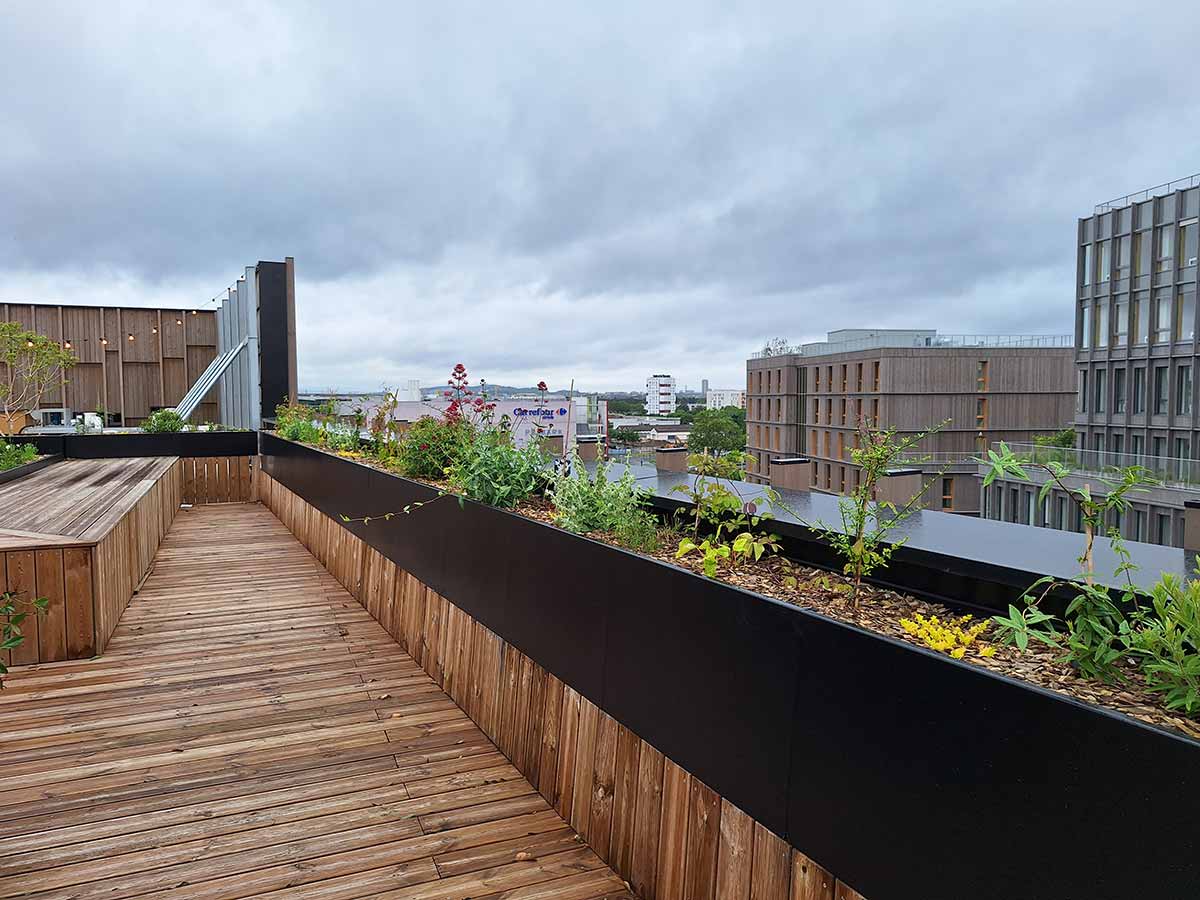 Jardinières sur mesure en acier thermolaqué de fabrication Licce pour le Village Olymipique - Le prieuré