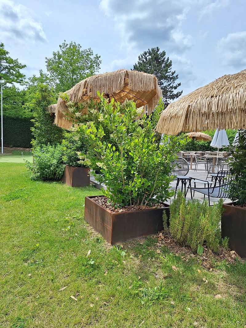 Jardinières sur mesure en acier corten de fabrication Licce pour les extérieurs de l'hôtel Novotel