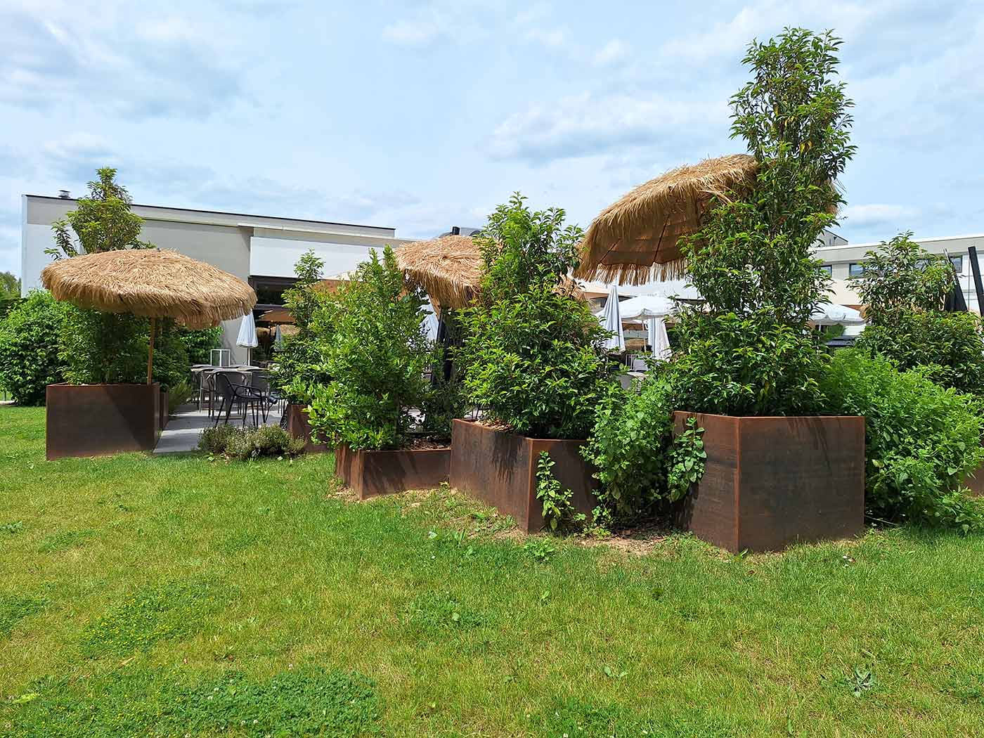 Jardinières sur mesure en acier corten de fabrication Licce pour les extérieurs de l'hôtel Novotel