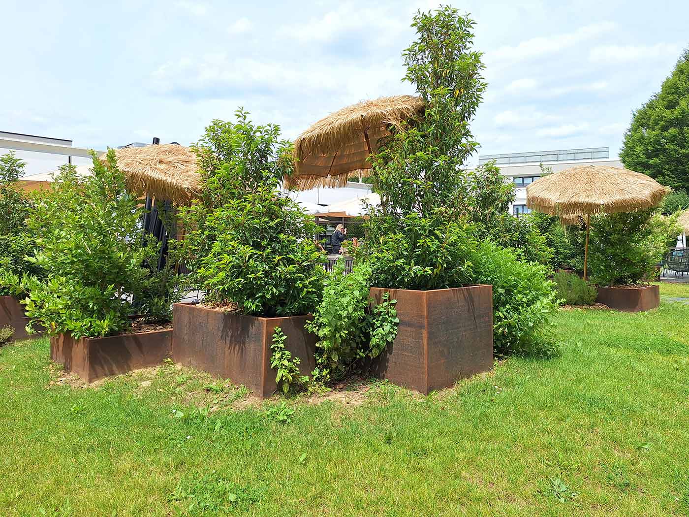 Jardinières sur mesure en acier corten de fabrication Licce pour les extérieurs de l'hôtel Novotel