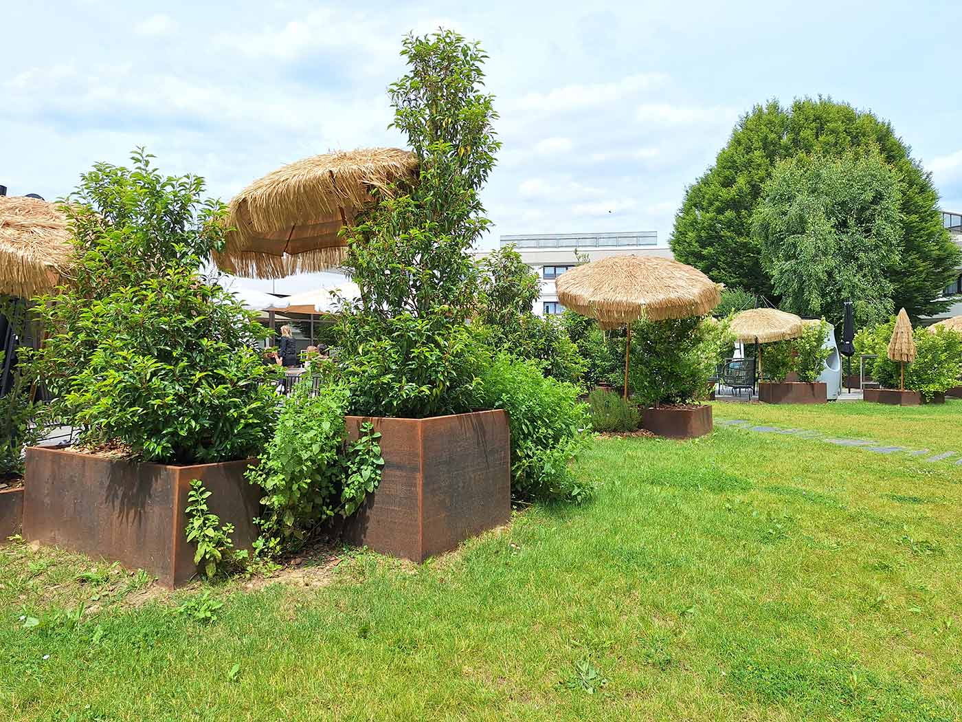 Jardinières sur mesure en acier corten de fabrication Licce pour les extérieurs de l'hôtel Novotel