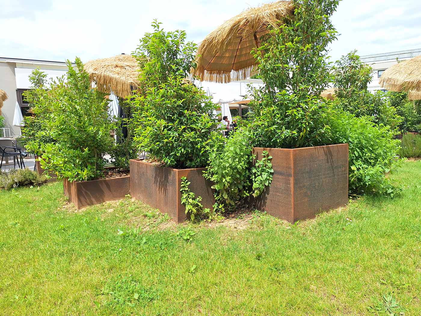 Jardinières sur mesure en acier corten de fabrication Licce pour les extérieurs de l'hôtel Novotel