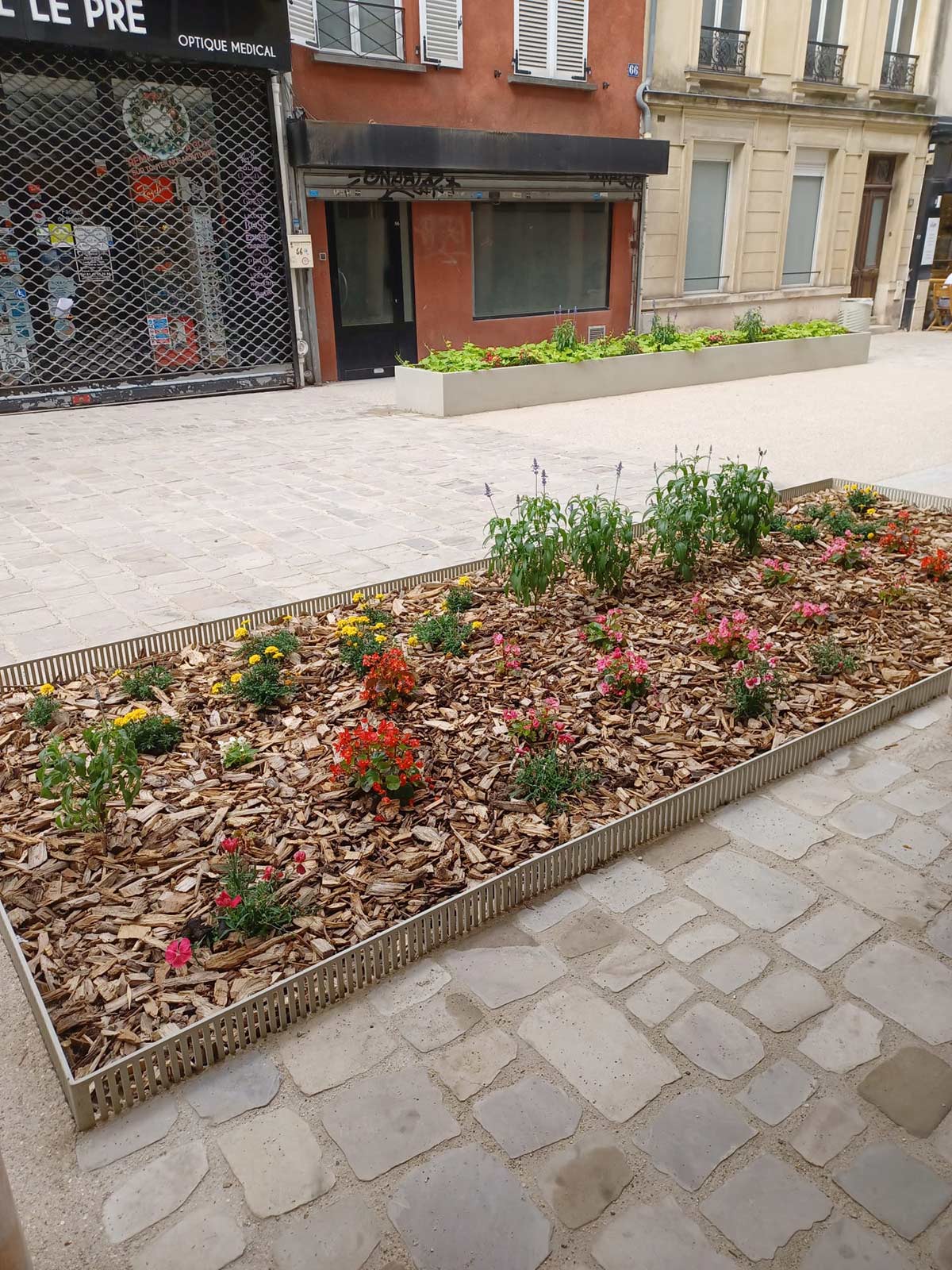 Voliges et jardinières en acier thermolaqué de fabrication Licce pour la rue principale de Pré-Saint-Gervais