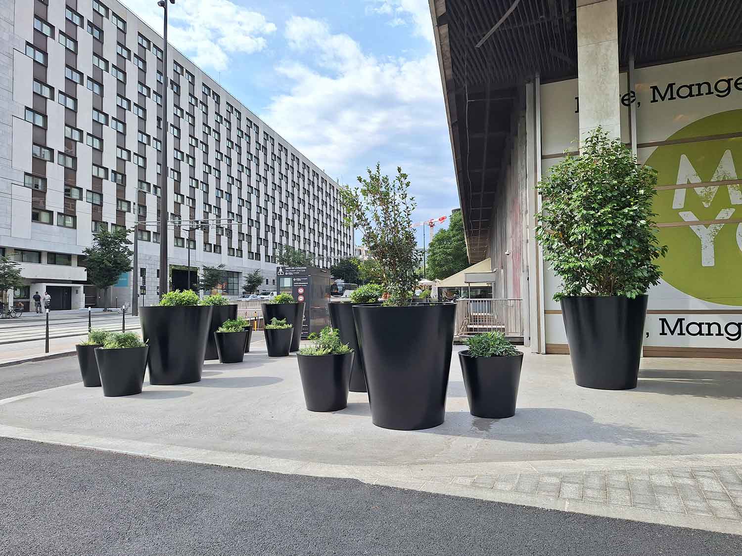 Jardinières sur mesure en acier thermolaqué pour l'Hôtel Hyatt Porte Maillot