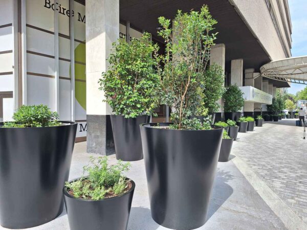 Jardinières sur mesure en acier thermolaqué pour l'Hôtel Hyatt Porte Maillot