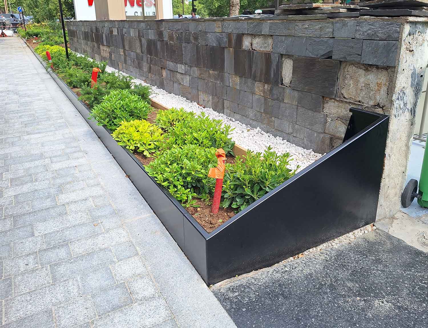 Jardinières sur mesure en acier thermolaqué pour l'Hôtel Hyatt Porte Maillot