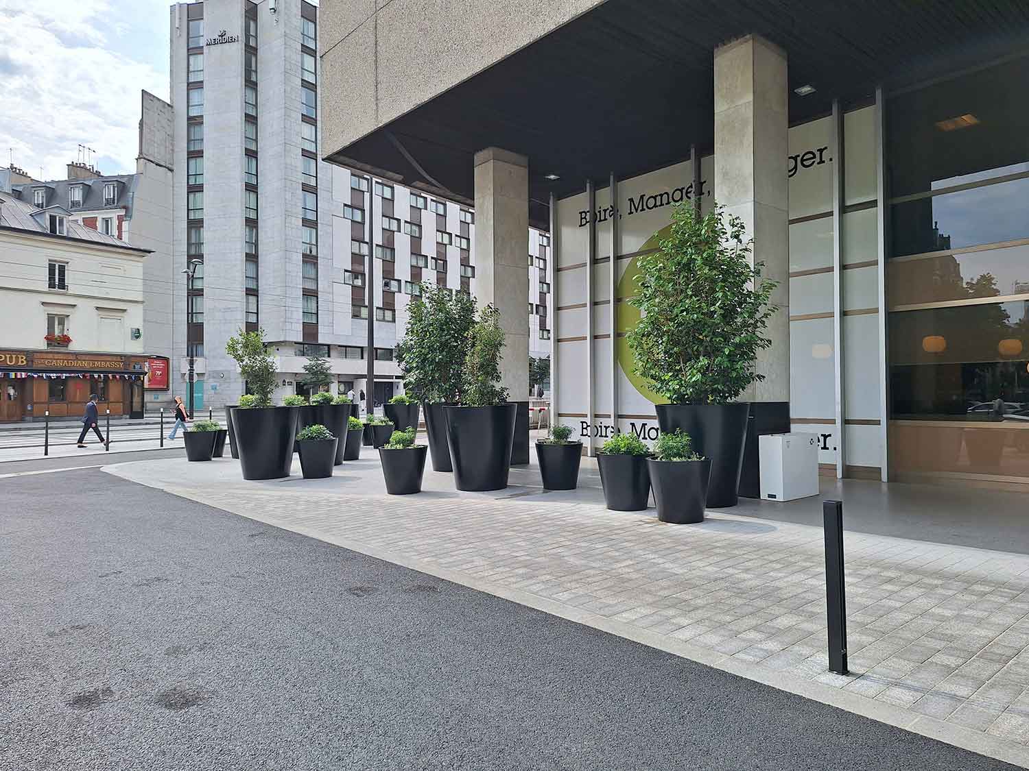 Jardinières sur mesure en acier thermolaqué pour l'Hôtel Hyatt Porte Maillot