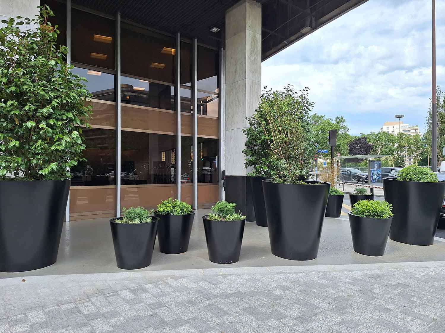 Jardinières sur mesure en acier thermolaqué pour l'Hôtel Hyatt Porte Maillot