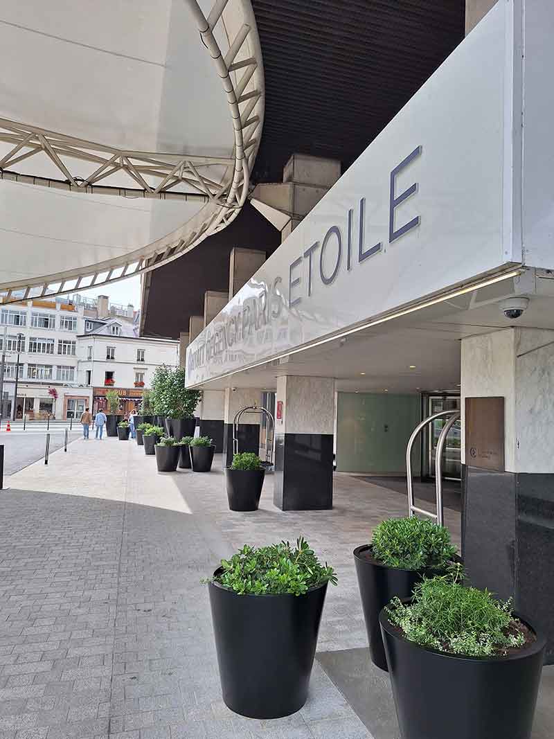 Jardinières sur mesure en acier thermolaqué pour l'Hôtel Hyatt Porte Maillot