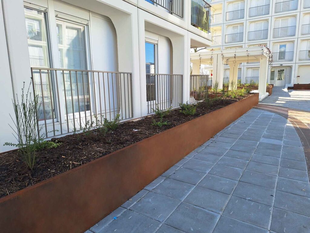 Réhabilitation de la résidence le Lac à Bordeaux - Jardinières et costières en acier corten fabriquées par Licce France