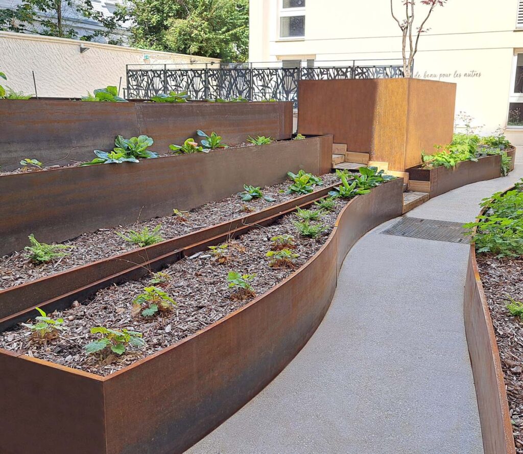 Cour intérieure de la congrégation des Filles de la Croix à Paris - Costières sur mesure en acier corten fabriquées par Licce
