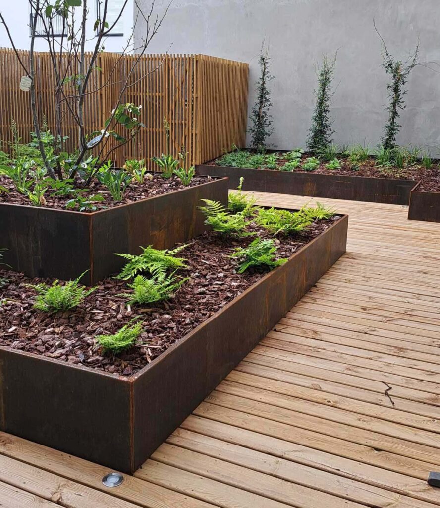 Jardinières et costières sur mesure en acier corten pour une terrasse de bureaux à Suresnes - Fabrication Licce