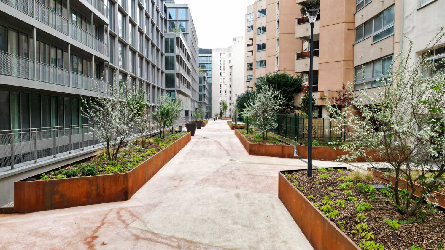 Projet Paris 16e - Ensemble d’éléments sur mesure en corten incluant des voliges, des murets en L, des jardinières, des tôles d’habillage et des escaliers - Fabrication Licce