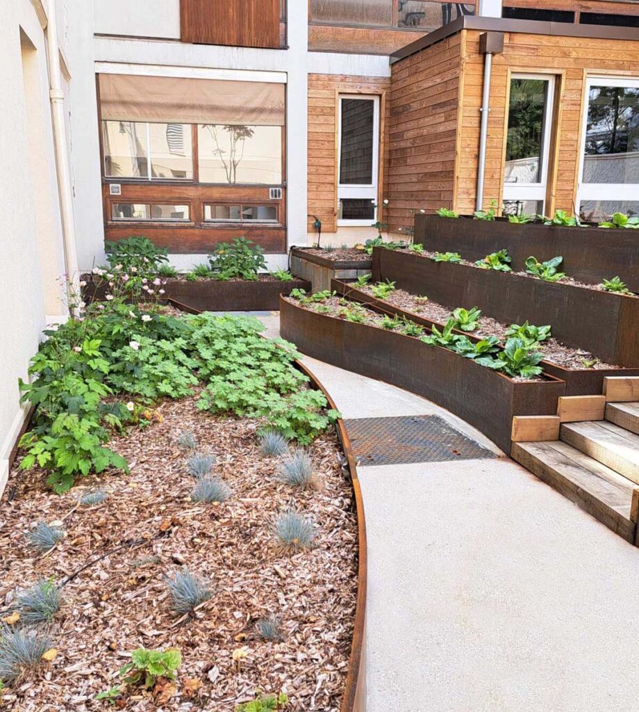 Cour intérieure de la congrégation des Filles de la Croix à Paris - Costières sur mesure en acier corten Licce