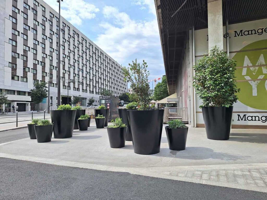 Entrée de l’hôtel Hyatt Regency Paris Étoile - Jardinières sur mesure en acier thermolaqué Licce