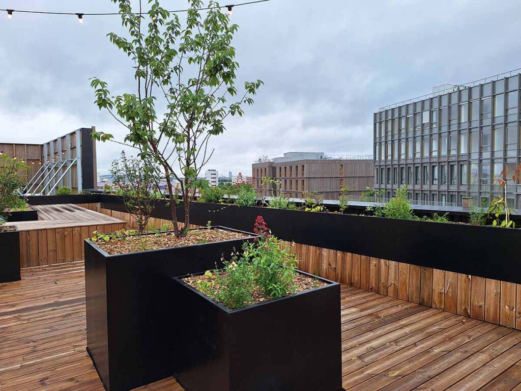 Rooftop du village Olympique Paris 2024 - Jardinières sur mesure en acier thermolaqué Licce