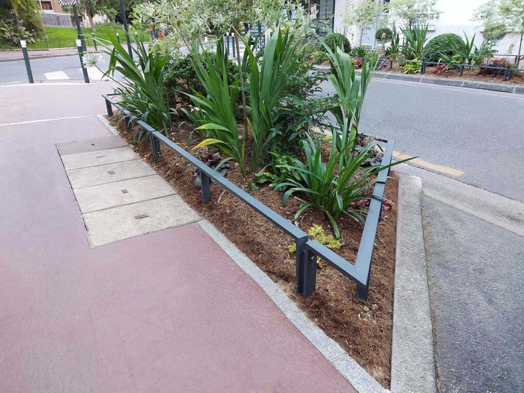 Embellissement de la rue Cart et la rue Quihou secteur Saint-Mandé - Lisses basses sur mesure en acier thermolaqué Licce