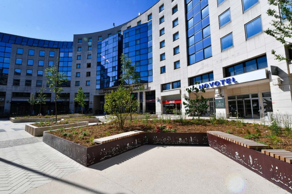 Place des Marseillais à Charenton-le-Pont - Nos costières en acier thermolaqué avec découpe laser