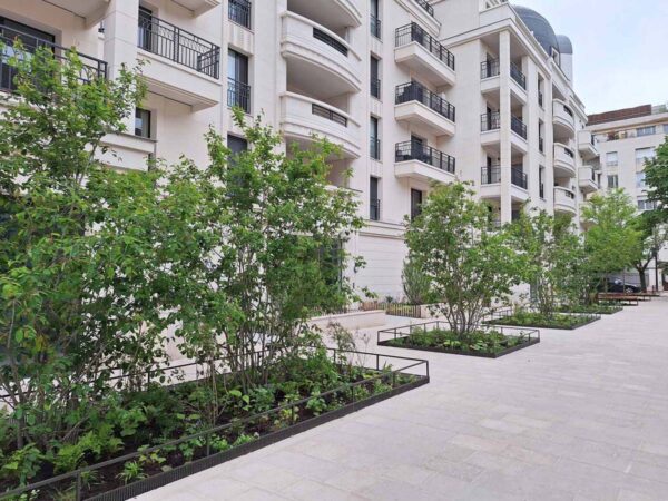 Rue Bara à Levallois-Perret - Voliges et lisses basses sur mesure en acier thermolaqué Licce