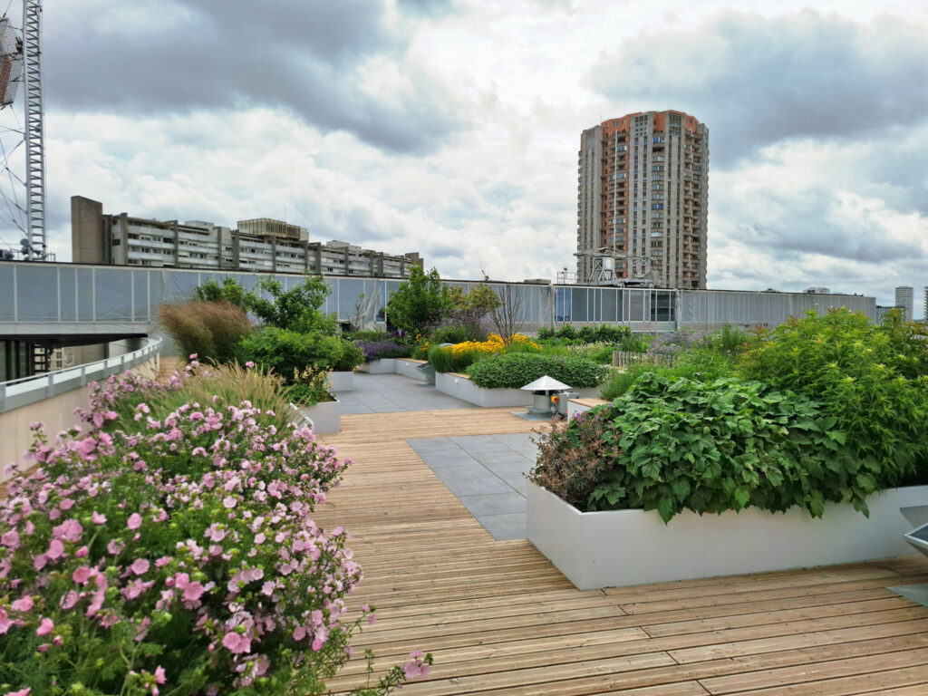 Rooftop du théâtre Le 13e Art, Porte d’Italie à Paris - Jardinières/costières sur mesure en acier thermolaqué fabriquées par Licce