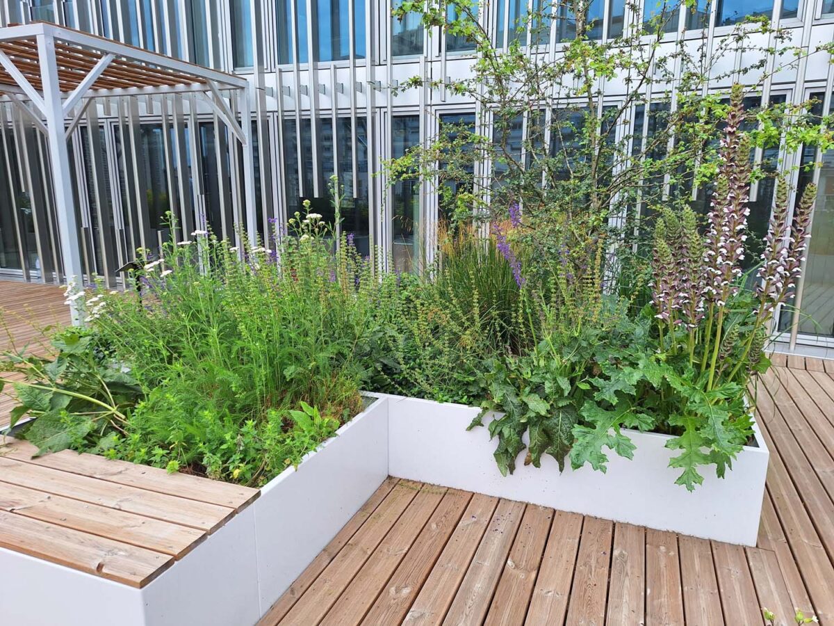 Rooftop du théâtre Le 13e Art, Porte d’Italie à Paris - Jardinières/costières sur mesure en acier thermolaqué fabriquées par Licce