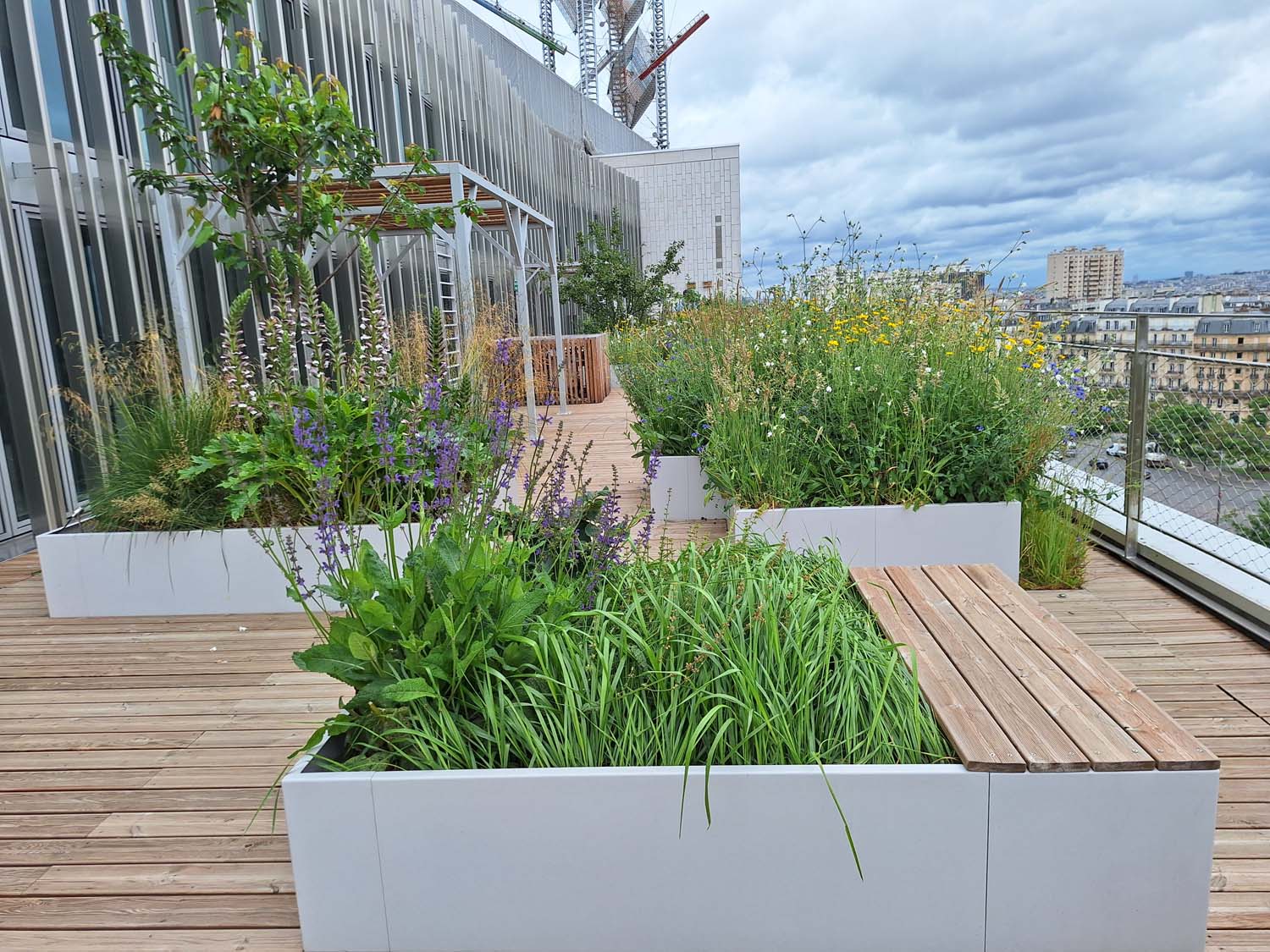 Rooftop du théâtre Le 13e Art, Porte d’Italie à Paris - Jardinières/costières sur mesure en acier thermolaqué fabriquées par Licce
