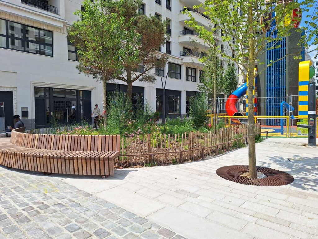 Cours des Lavandières - Quartier des Docks à Saint-Ouen (93) - Voliges et lisses basses en acier thermolaqué fabriquées par Licce