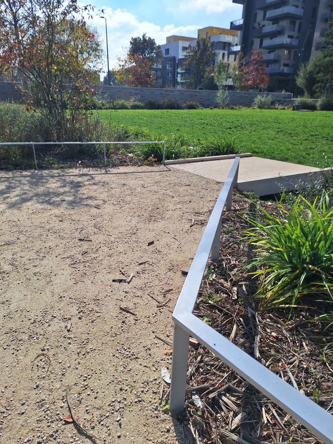 ZAC Parc d’Affaires à Asnières-sur-Seine - Aménagement d’espaces verts - Costières sur mesure en acier corten fabriquées par Licce