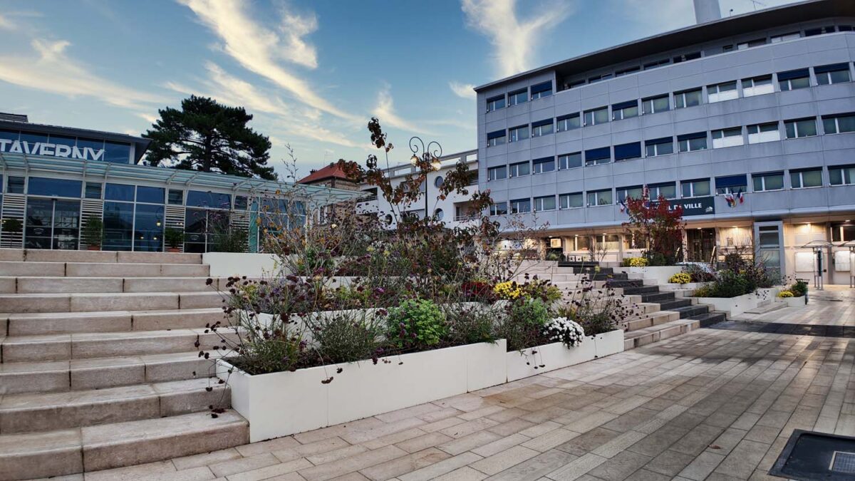 Halle de marché de Taverny - Jardinières en acier thermolaqué fabriquées sur mesure par Licce
