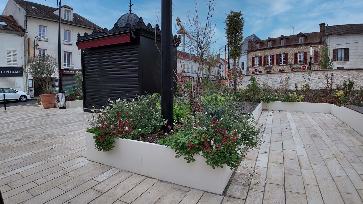 Halle de marché de Taverny - Jardinières en acier thermolaqué fabriquées sur mesure par Licce