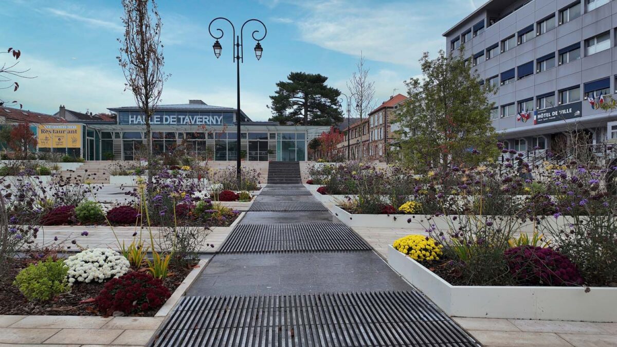 Halle de marché de Taverny - Jardinières en acier thermolaqué fabriquées sur mesure par Licce
