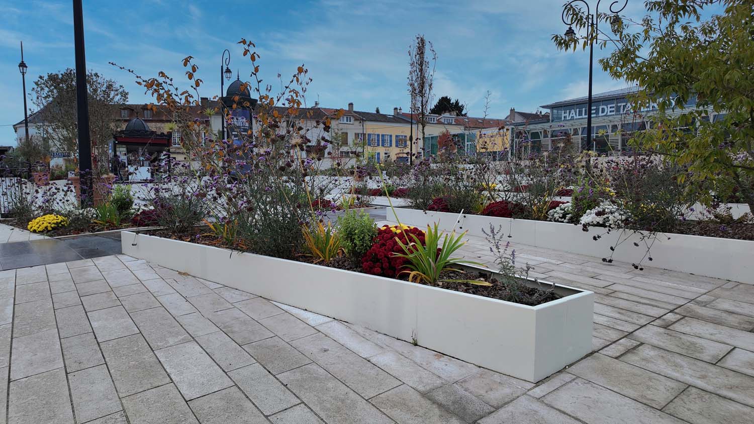 Halle de marché de Taverny - Jardinières en acier thermolaqué fabriquées sur mesure par Licce