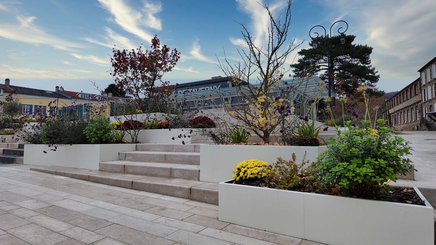 Halle de marché de Taverny - Jardinières en acier thermolaqué fabriquées sur mesure par Licce