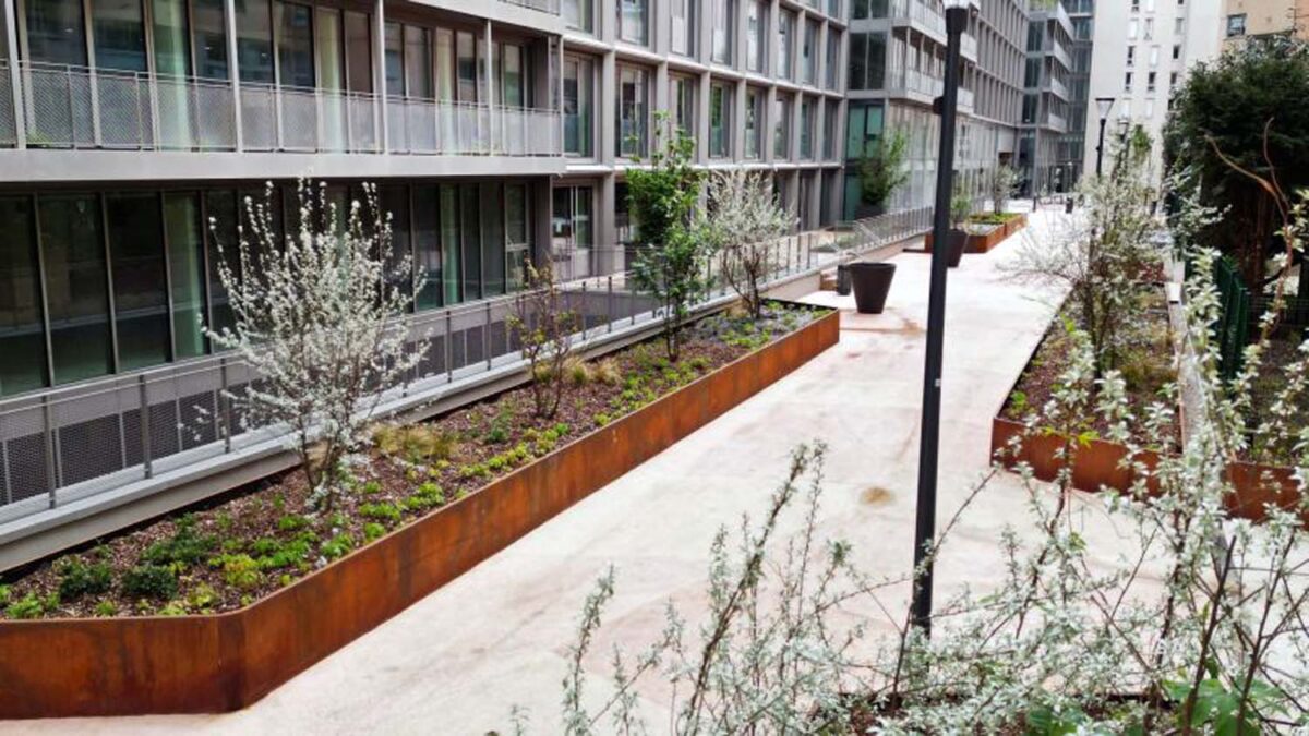 Végétalisation de la rue Auguste Comte à Vanves (92) - Jardinières/costières sur mesure en acier corten - Fabrication Licce