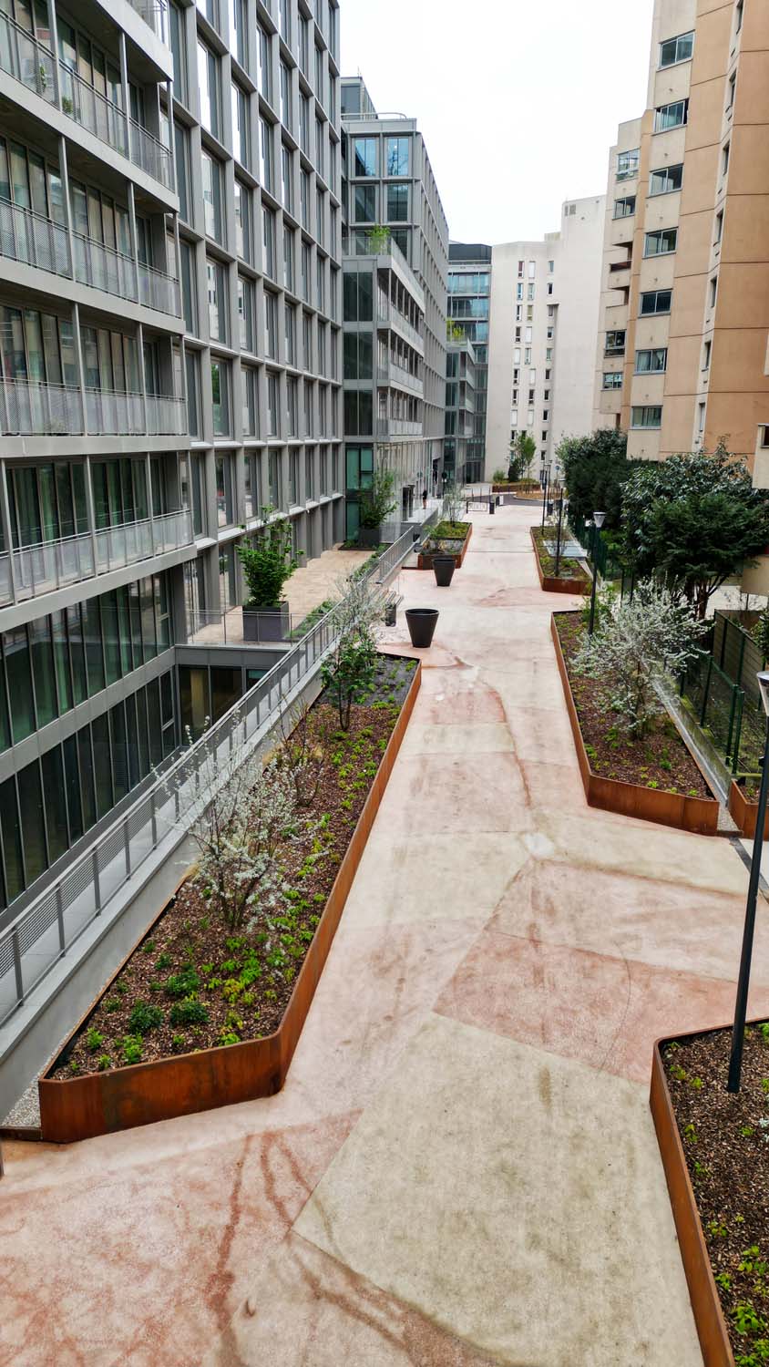Végétalisation de la rue Auguste Comte à Vanves (92) - Jardinières/costières sur mesure en acier corten - Fabrication Licce