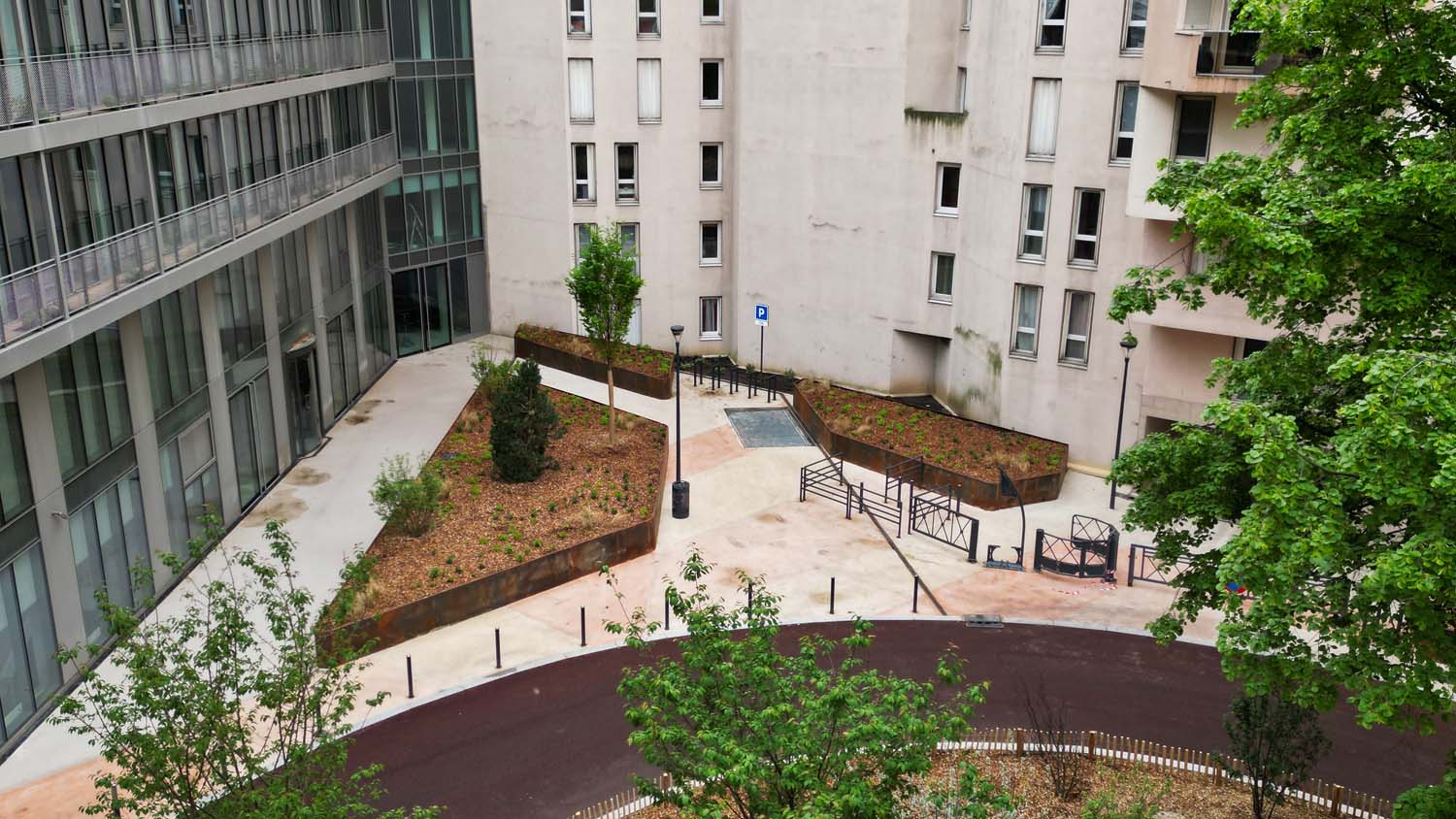 Végétalisation de la rue Auguste Comte à Vanves (92) - Jardinières/costières sur mesure en acier corten - Fabrication Licce