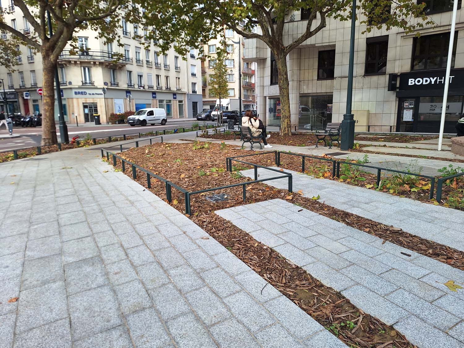 Place du Général Leclerc à Saint-Mandé - Lisses basses en acier thermolaqué fabriquées par Licce