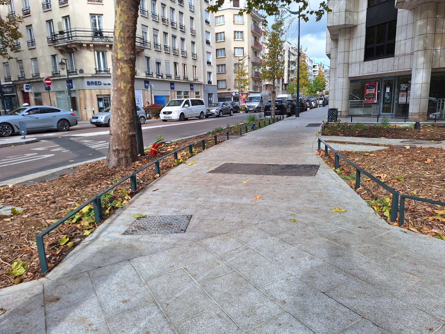 Place du Général Leclerc à Saint-Mandé - Lisses basses en acier thermolaqué fabriquées par Licce