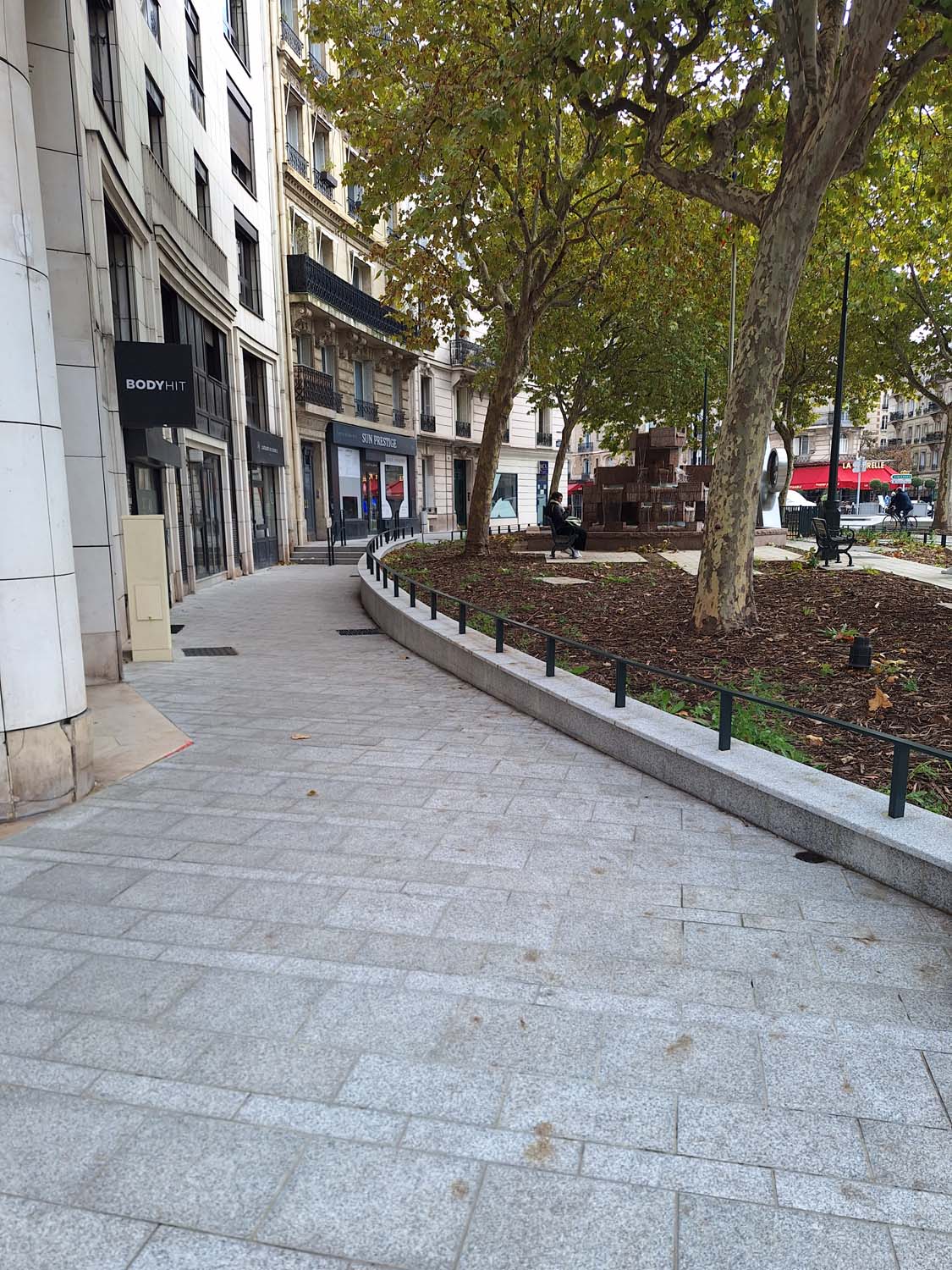 Place du Général Leclerc à Saint-Mandé - Lisses basses en acier thermolaqué fabriquées par Licce