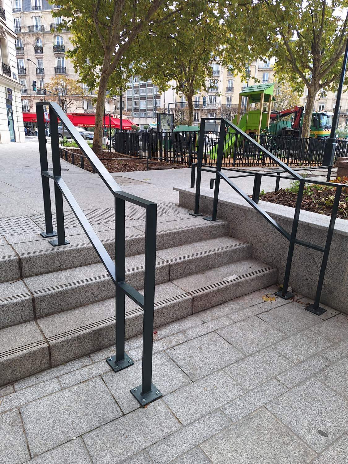 Place du Général Leclerc à Saint-Mandé - Lisses basses en acier thermolaqué fabriquées par Licce