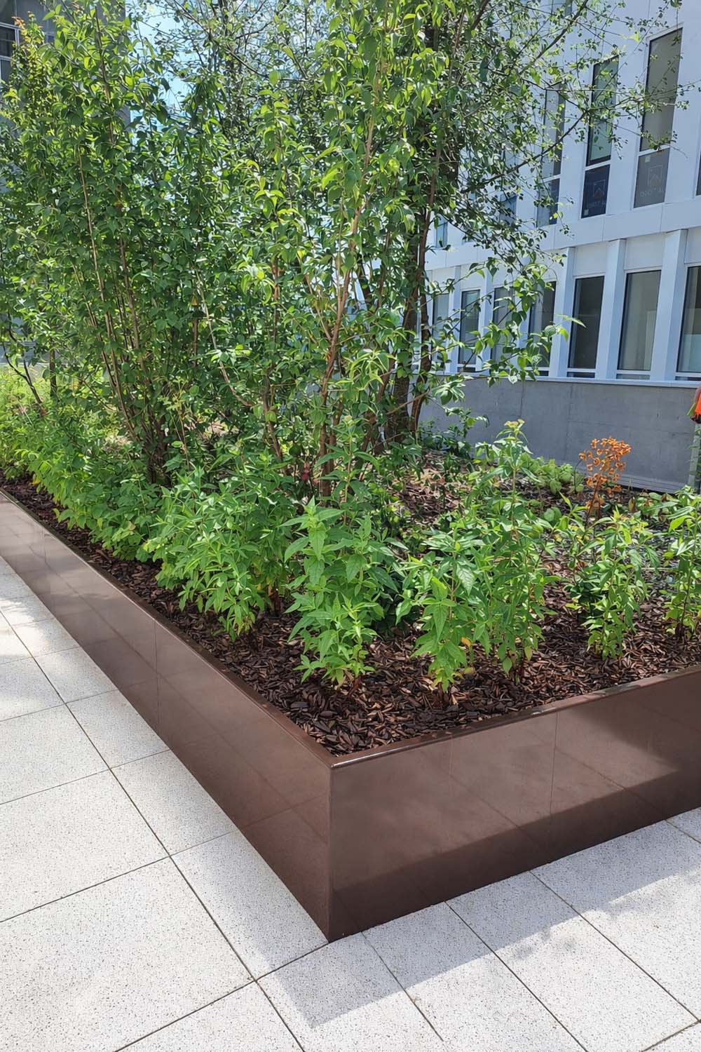 Tour Pleyel à Seine-Saint-Denis (Île-de-France) - Bac de plantation avec banc en bois intégré - Fabrication Licce