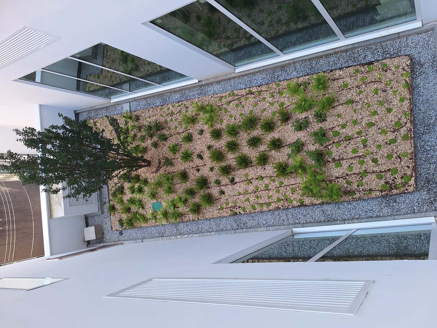 Tour Pleyel à Seine-Saint-Denis (Île-de-France) - Bac de plantation avec banc en bois intégré - Fabrication Licce