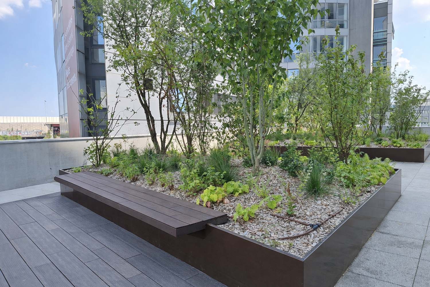 Tour Pleyel à Seine-Saint-Denis (Île-de-France) - Bac de plantation avec banc en bois intégré - Fabrication Licce