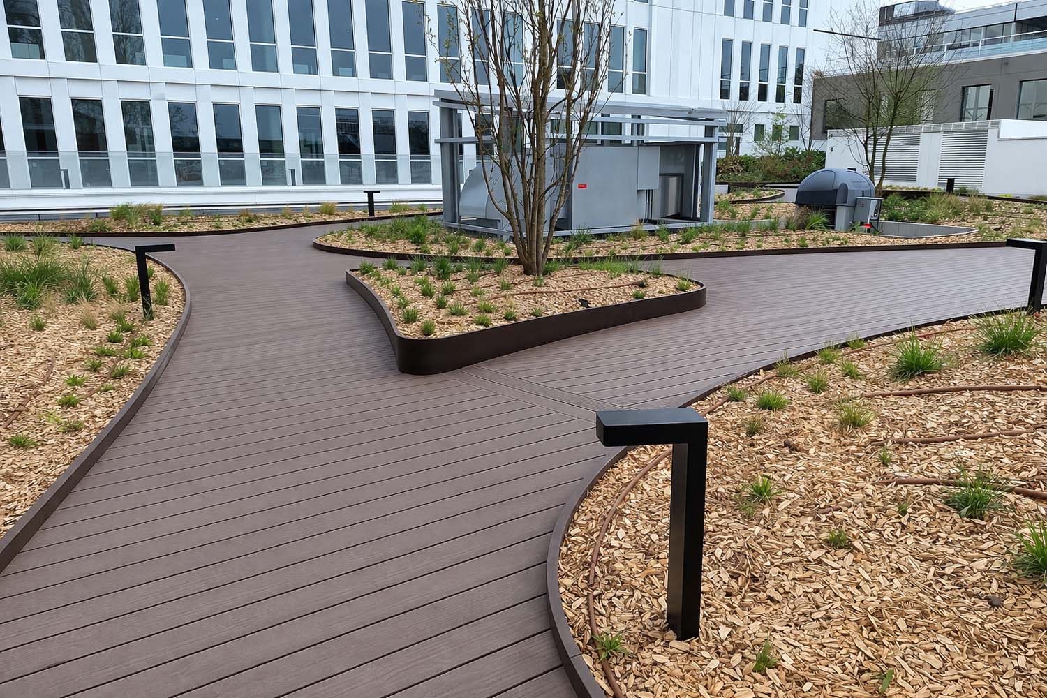 Tour Pleyel à Seine-Saint-Denis (Île-de-France) - Bac de plantation avec banc en bois intégré - Fabrication Licce