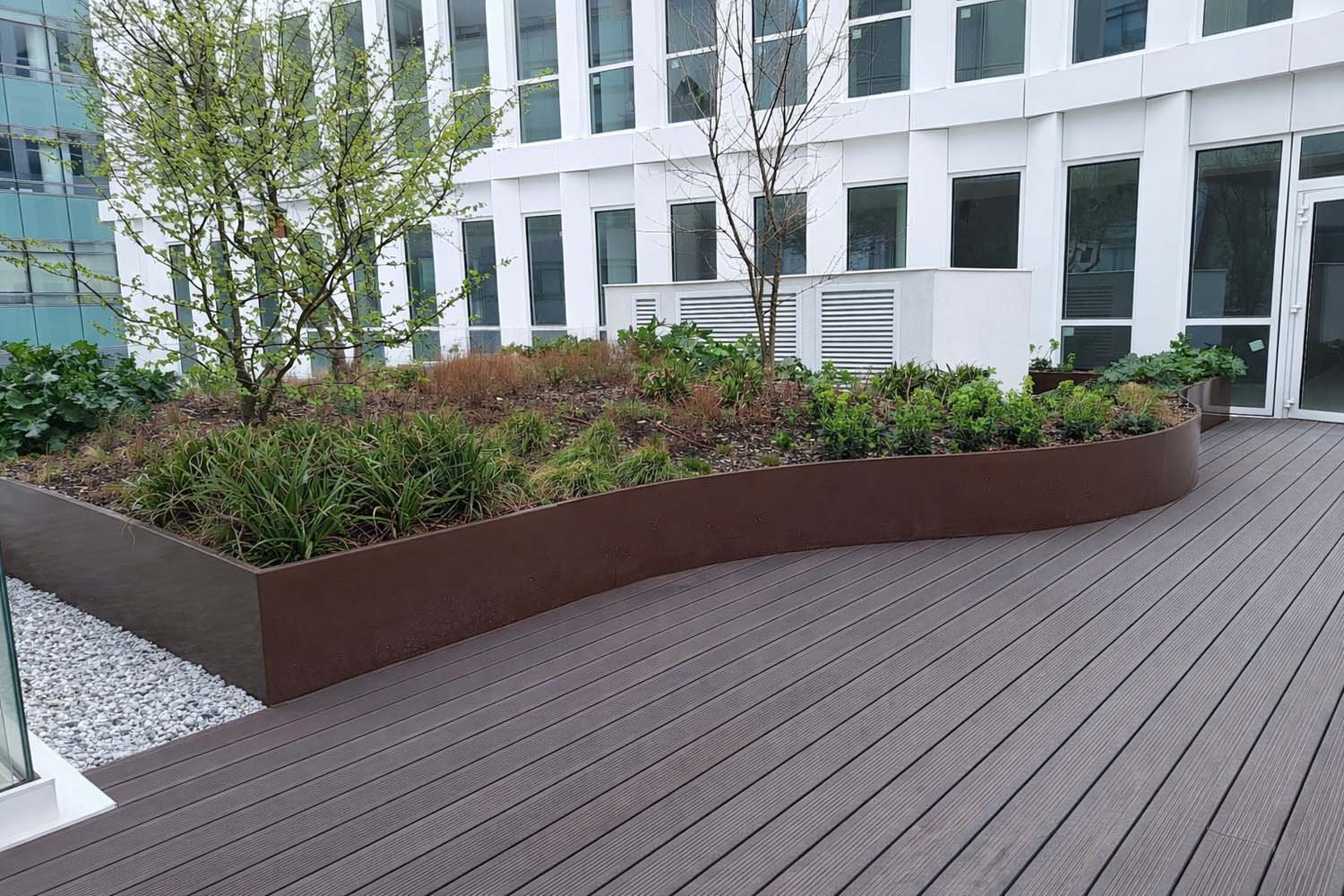 Tour Pleyel à Seine-Saint-Denis (Île-de-France) - Bac de plantation avec banc en bois intégré - Fabrication Licce