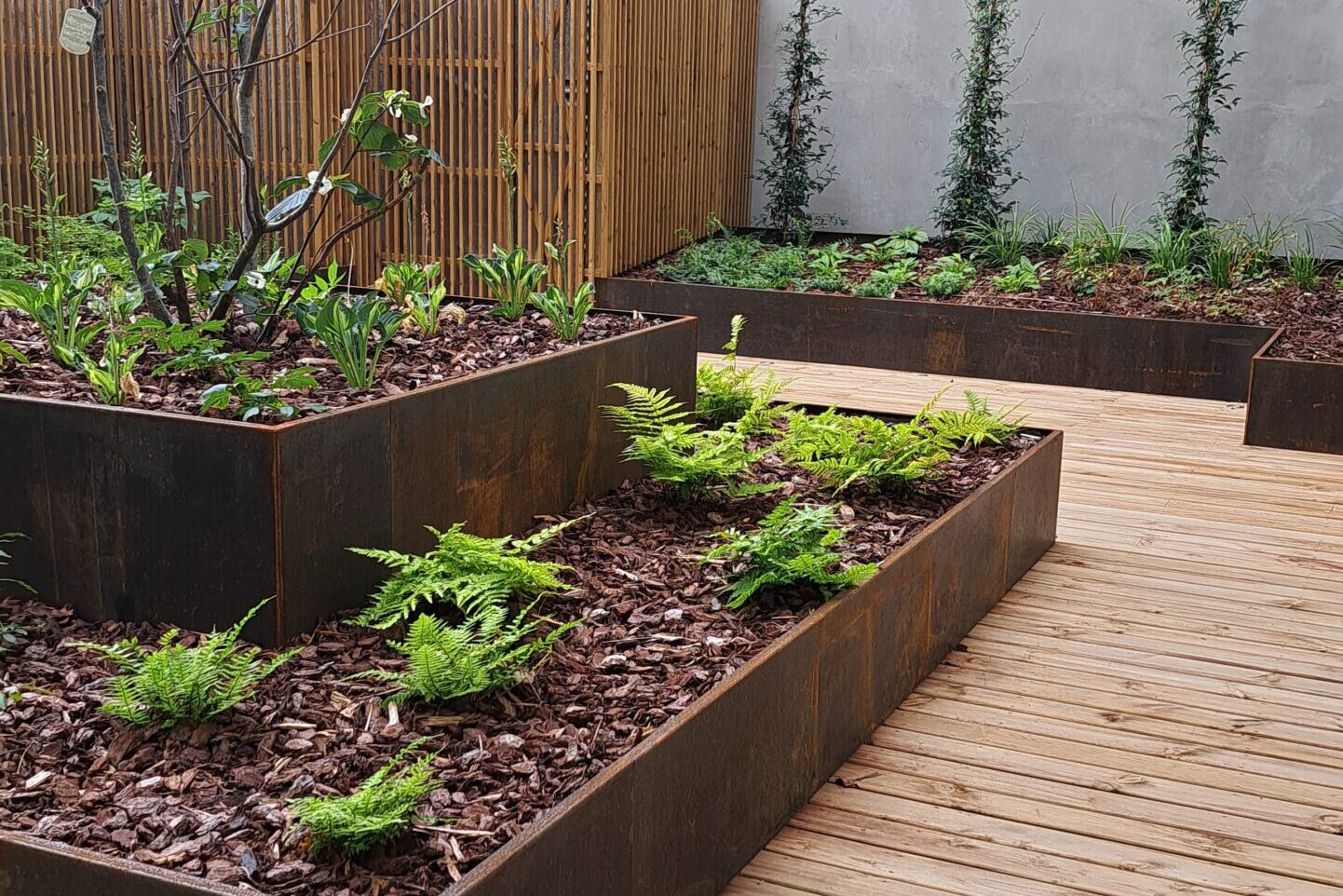 Jardinières en acier corten sur mesure de fabrication Licce pour la terrasse des bureaux HBR Investment