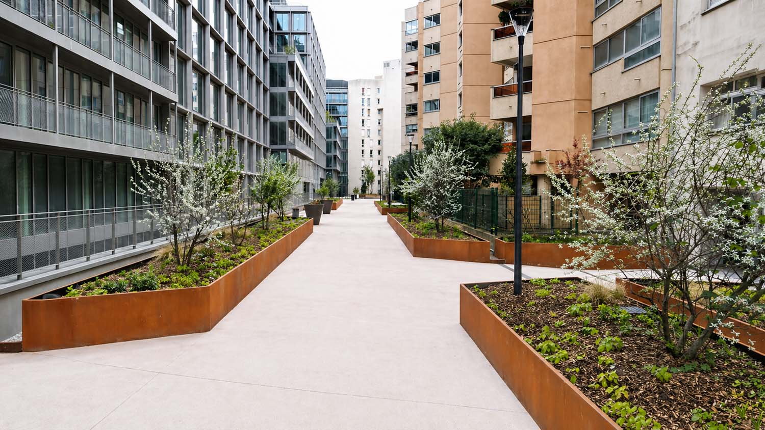Rue Auguste Comte à Vanves (92) - Jardinières en acier corten fabriquées par Licce