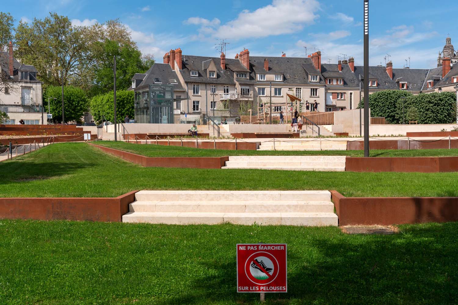 Végétalisation de la place Valin-de-La-Vaissière à Blois. Costières et voliges en acier corten sur mesure réalisées par Licce